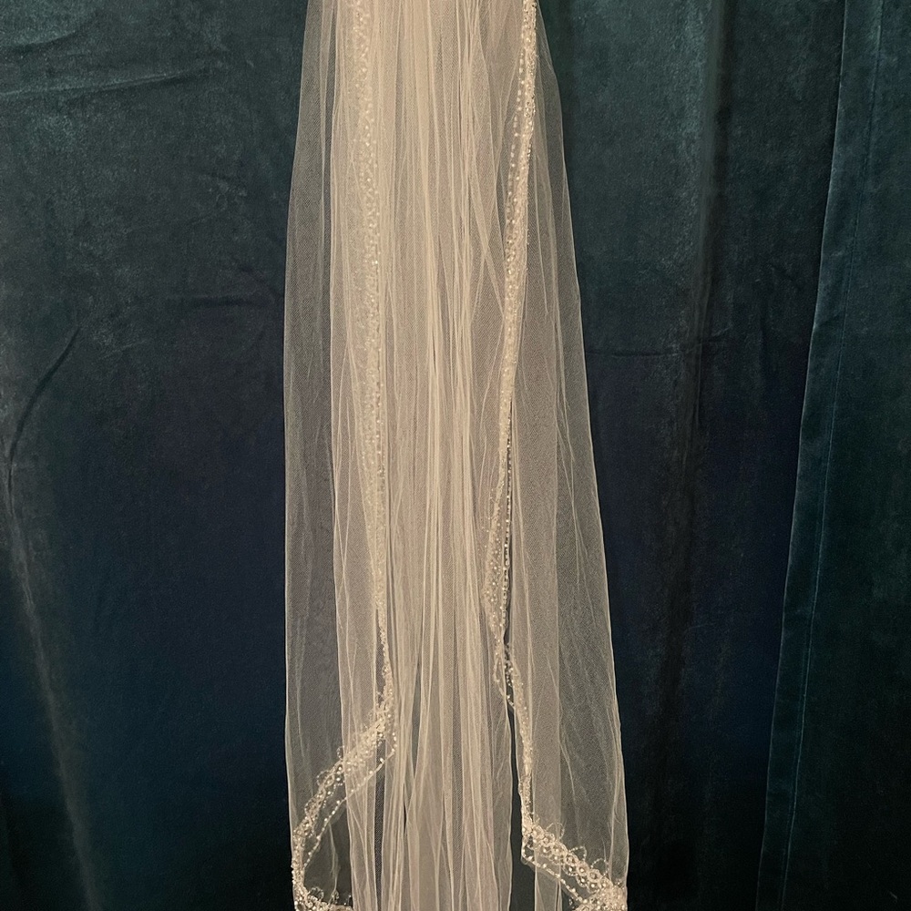 David's Bridal White Single-Tier Bridal Veil with Scalloped Lace Edge - Picture 6 of 6